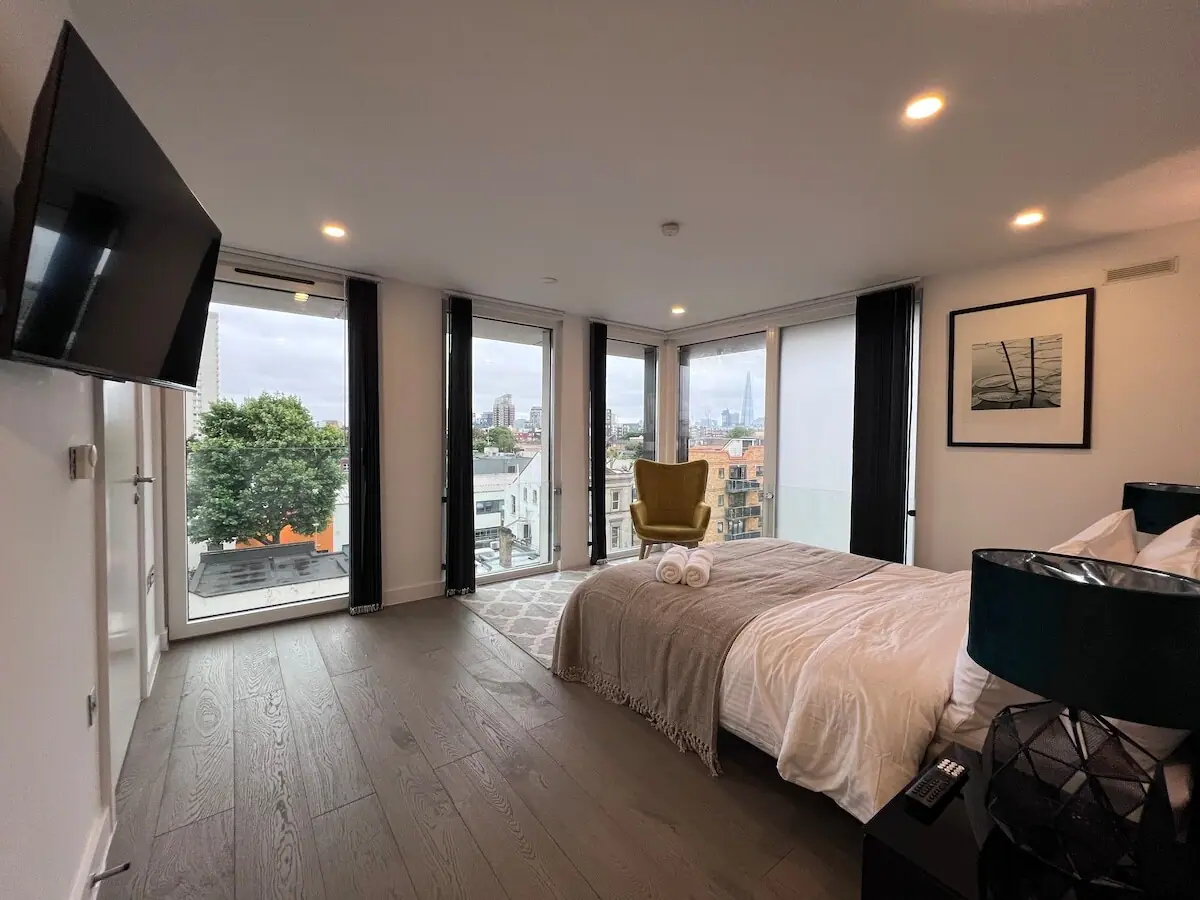 Aldgate Apartments FT5 — living area