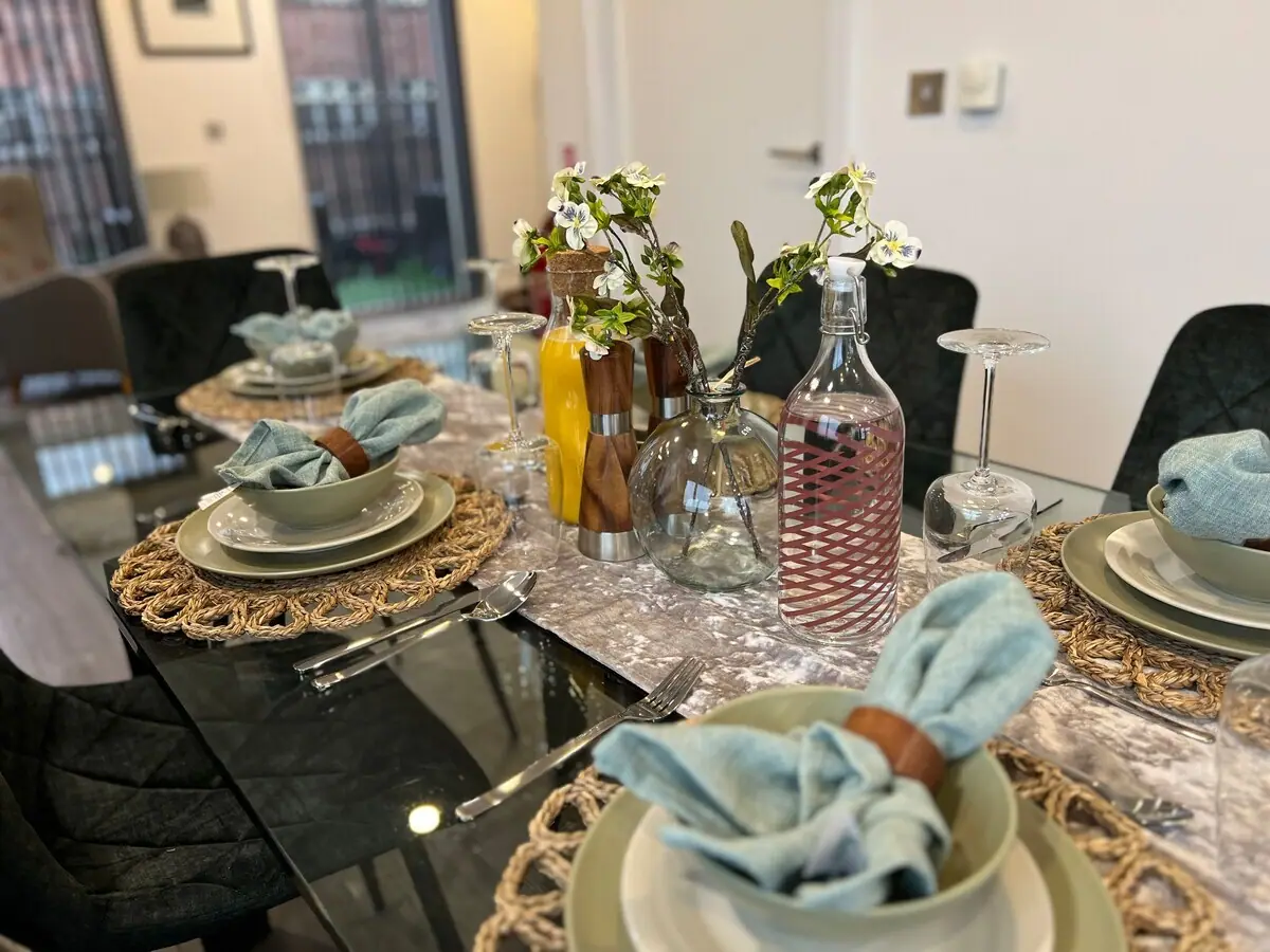 Aldgate Apartments FT5 — kitchen