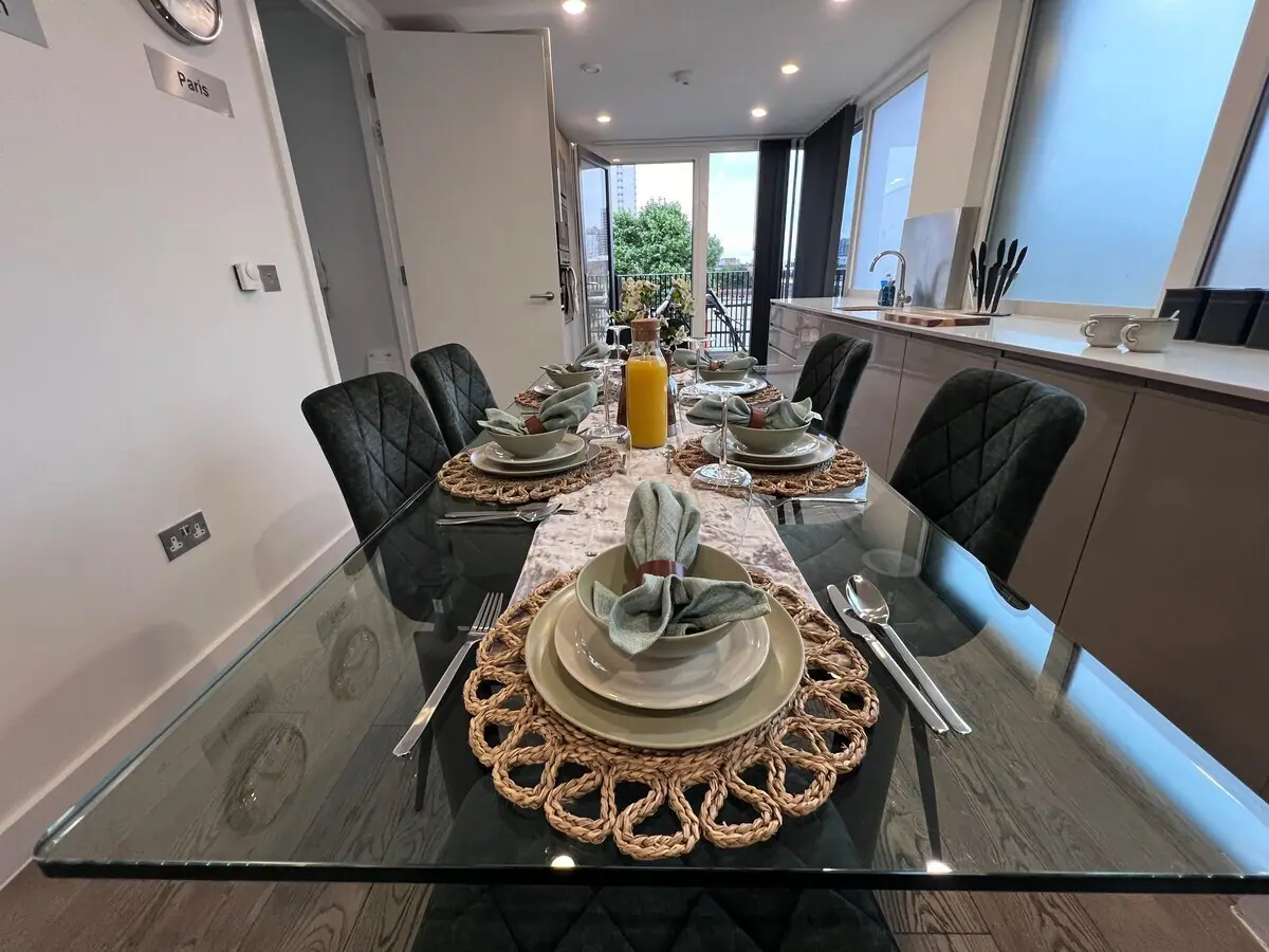 Aldgate Apartments FT5 — dining area