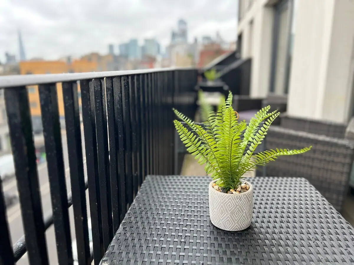 Aldgate Apartments FT5 — workspace
