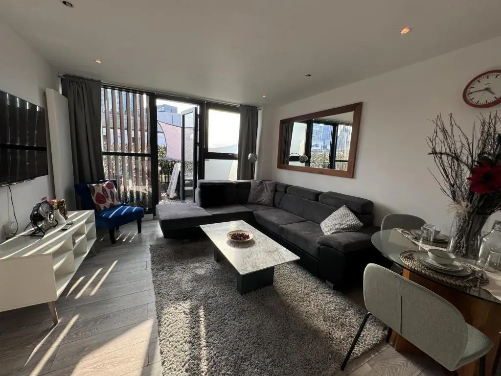 FT10 Brick Lane Apartments — living area