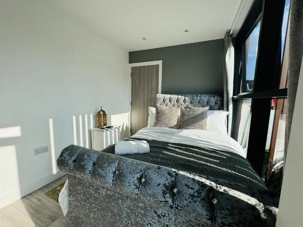 FT10 Brick Lane Apartments — bedroom