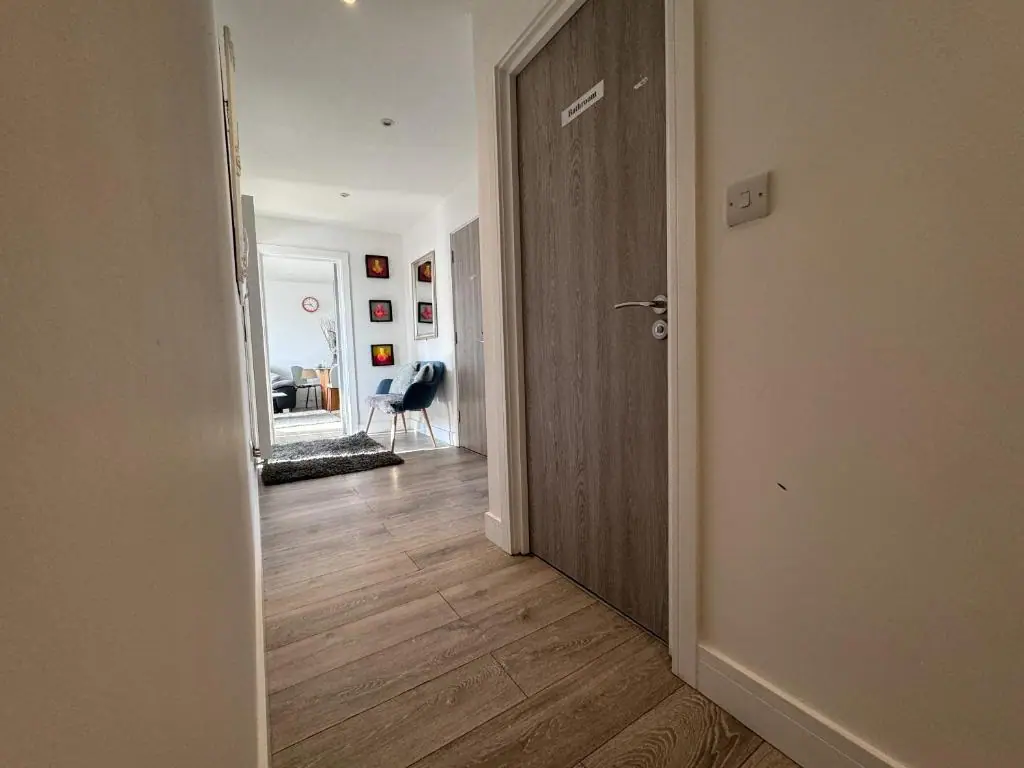 FT10 Brick Lane Apartments — bathroom