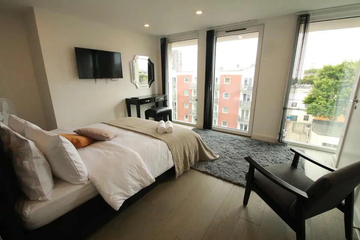 FT6 Aldgate Apartments — living area