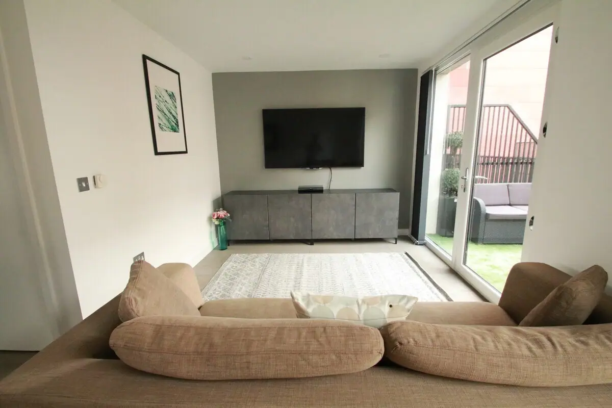 FT6 Aldgate Apartments — dining area