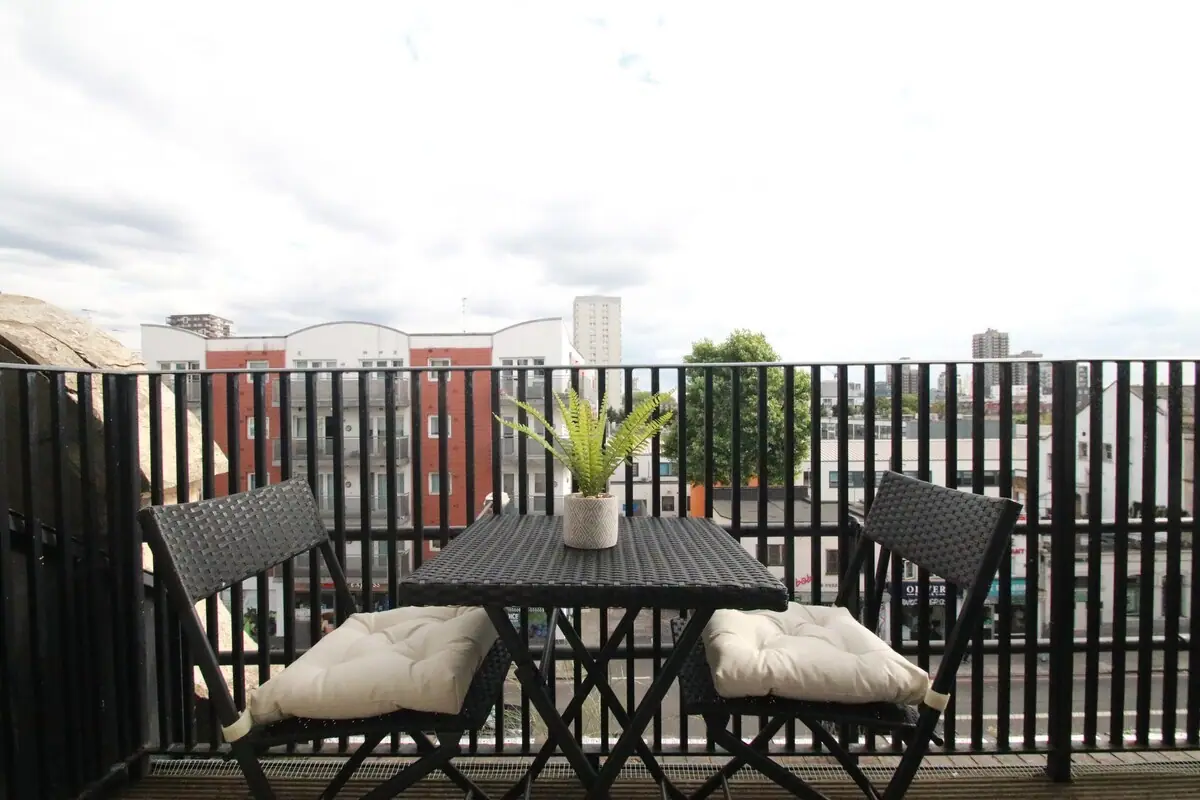 FT6 Aldgate Apartments — workspace