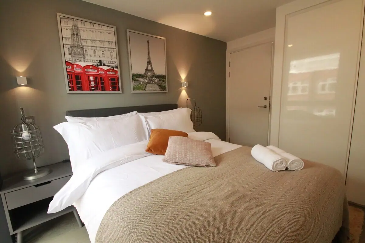 FT6 Aldgate Apartments — interior view
