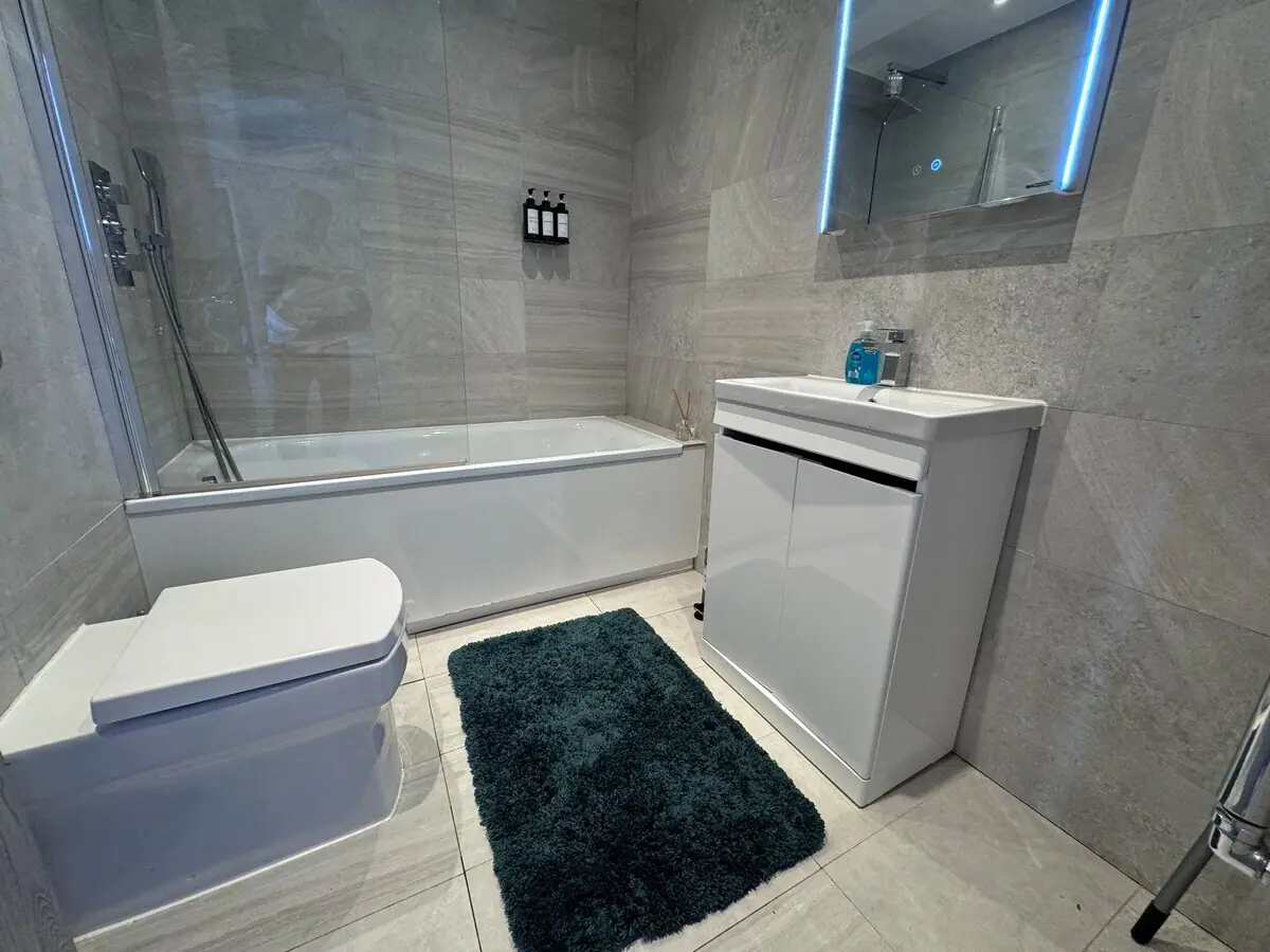 FT6 Brick Lane Studio — bathroom