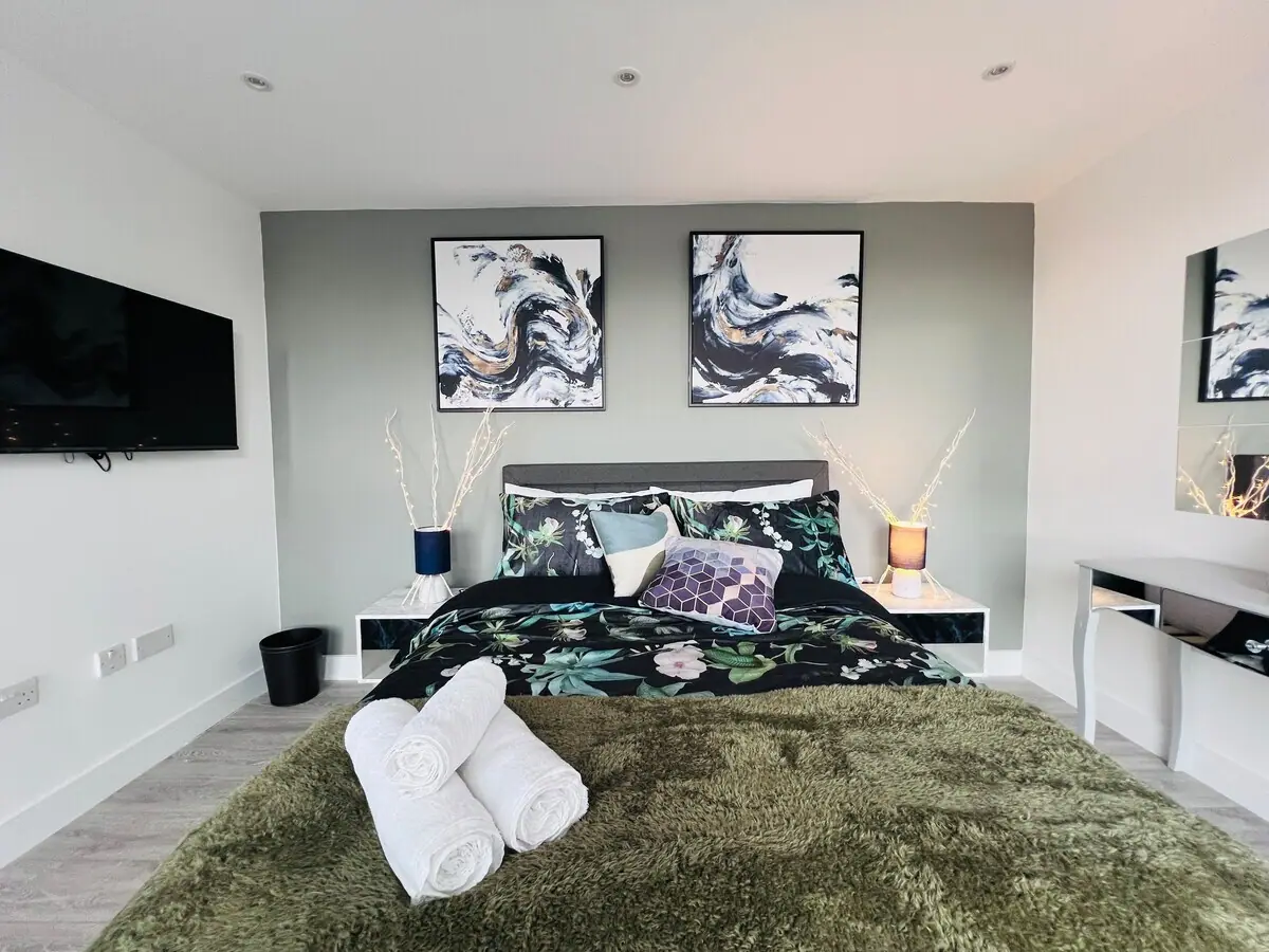 FT8 Brick Lane Apartments — dining area