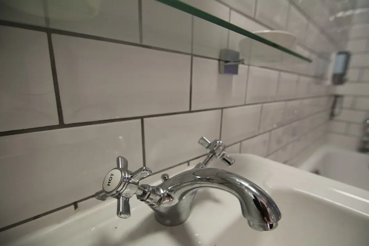 Moseley Apartments — bathroom