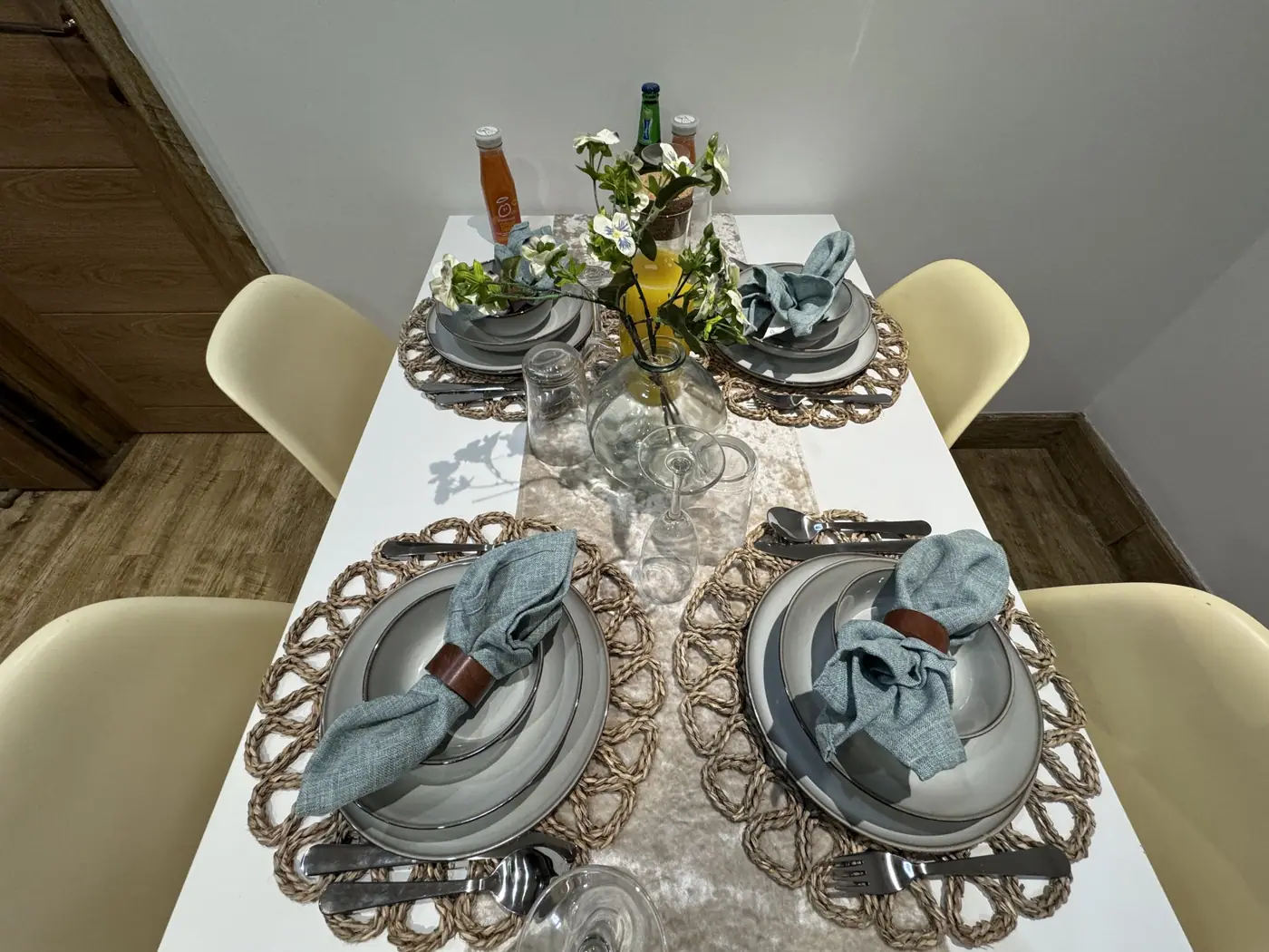The Edge FT7 — dining area